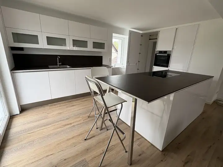 Weiße Küche mit Kochinsel, von MB Umzüge abgebaut und wieder aufgebaut