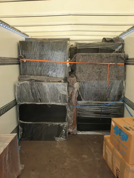 Möbel sicher im LKW verladen, mit Decken und Spanngurten